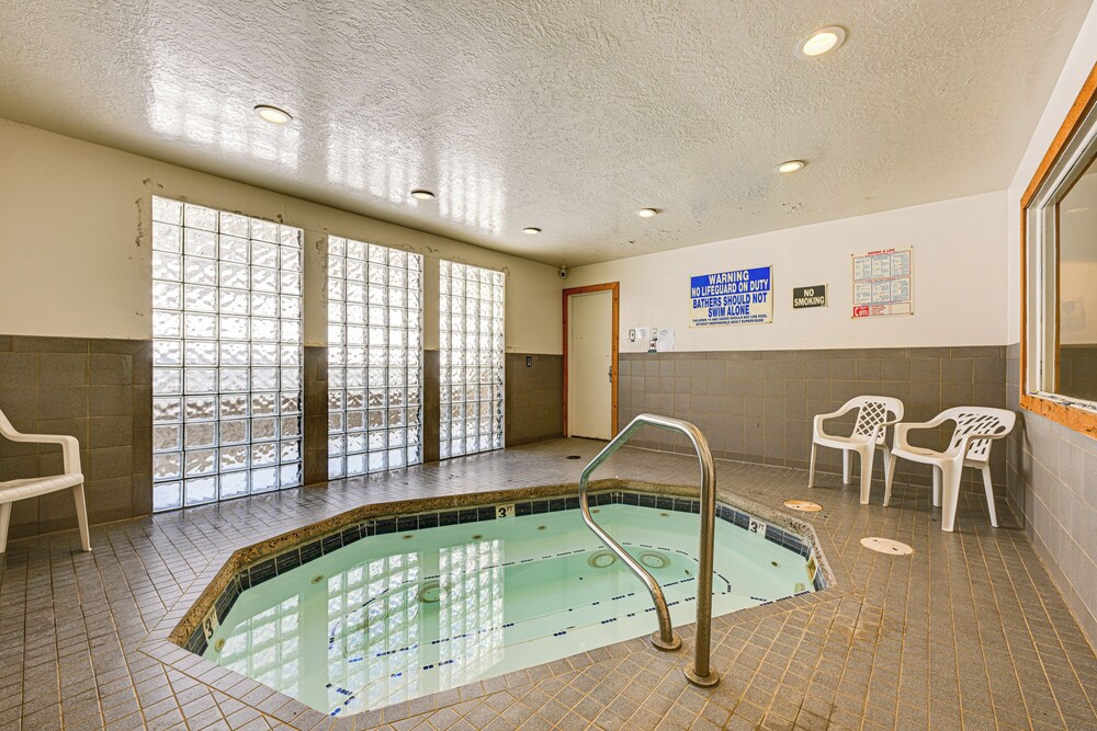Walk to Giant Steps: Mtn Retreat w/ Hot Tub Access