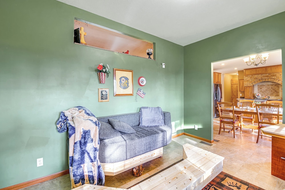 5 Mi to Town: Mtn-view Gem w/ Deck in Hot Springs