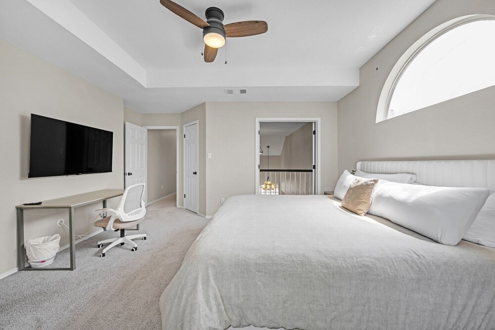 Modern 4br Gem Chic Comfort In Austin 4 Bedroom Home