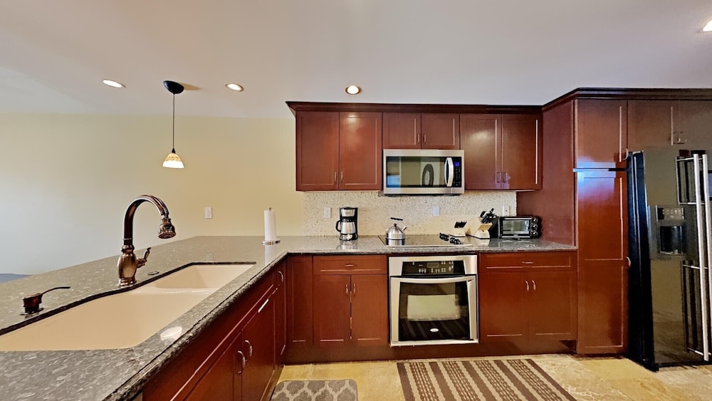 Gorgeous Remodeled Condo With Views Of Mammoth Mountain! by RedAwning