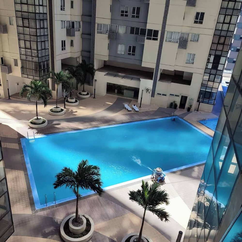 L1 Twin Bed Staycation in Bonifacio Global City
