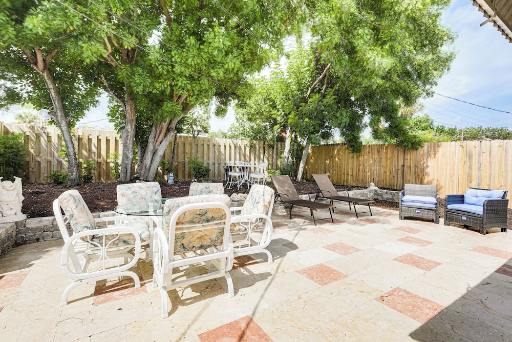 4 Mi to Beaches: Vibrant Stuart Villa w/ Patio!