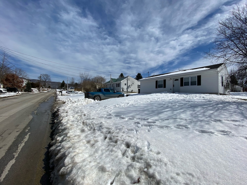 Rutland Vacations - Rutland's Hidden Gem: 2 Br/1ba Renovated Home Close To Everything 2 Bedroom Home - Property Image 5