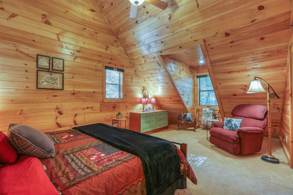 Elk Run On Cosby Creek - 2 Bedrooms, 2 Baths, Sleeps 7 Cabin by RedAwning