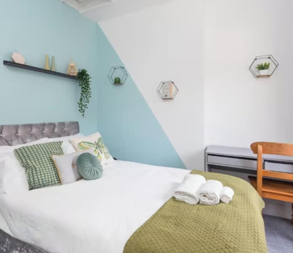 Large 4 Bed House - 4 Double Beds