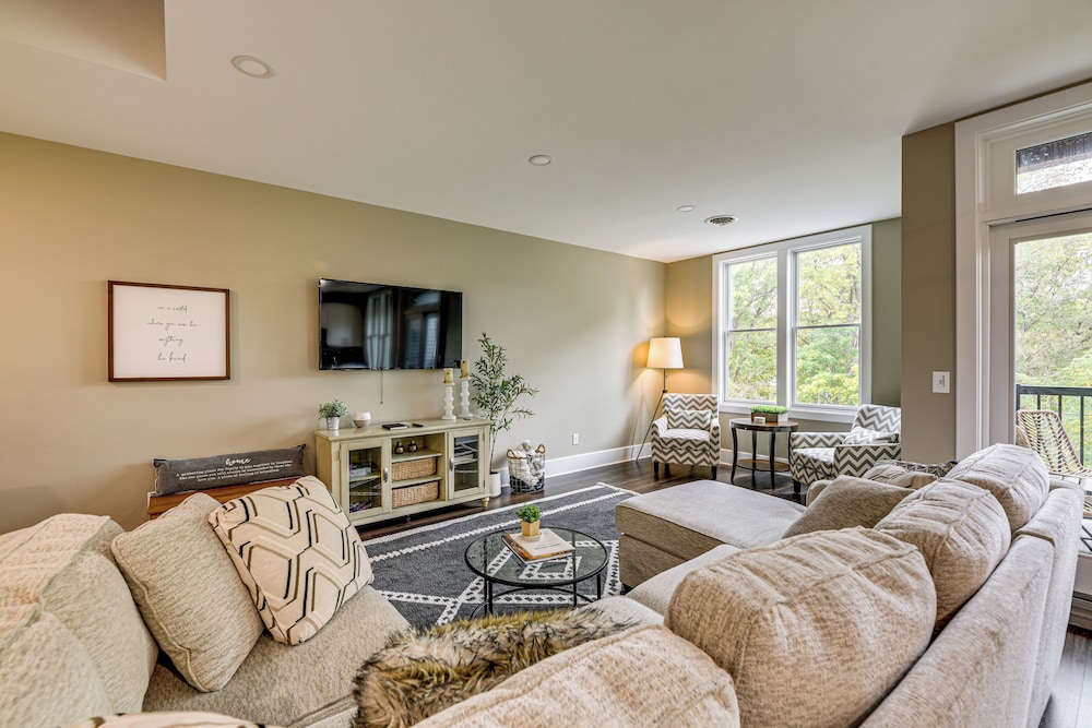 Luxurious 'litfin Loft' - Walk to Main St Akron