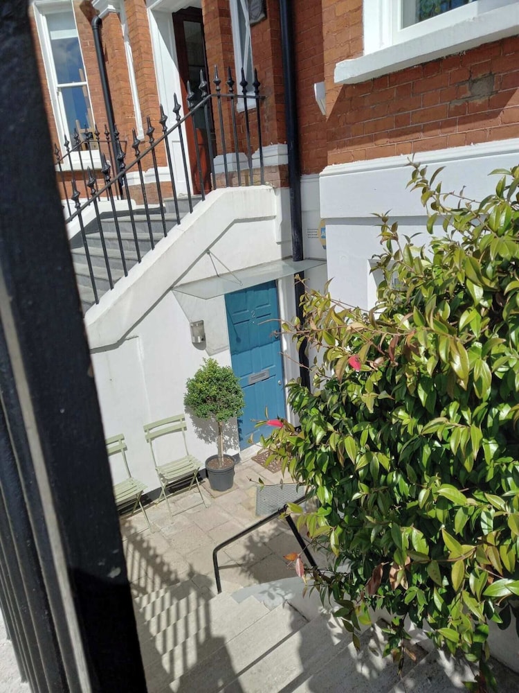 Richmond Hill Top Apartment