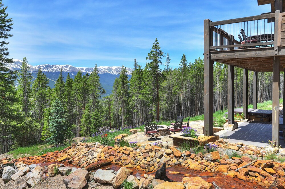 Three Sisters Lookout 5 Bedroom Home