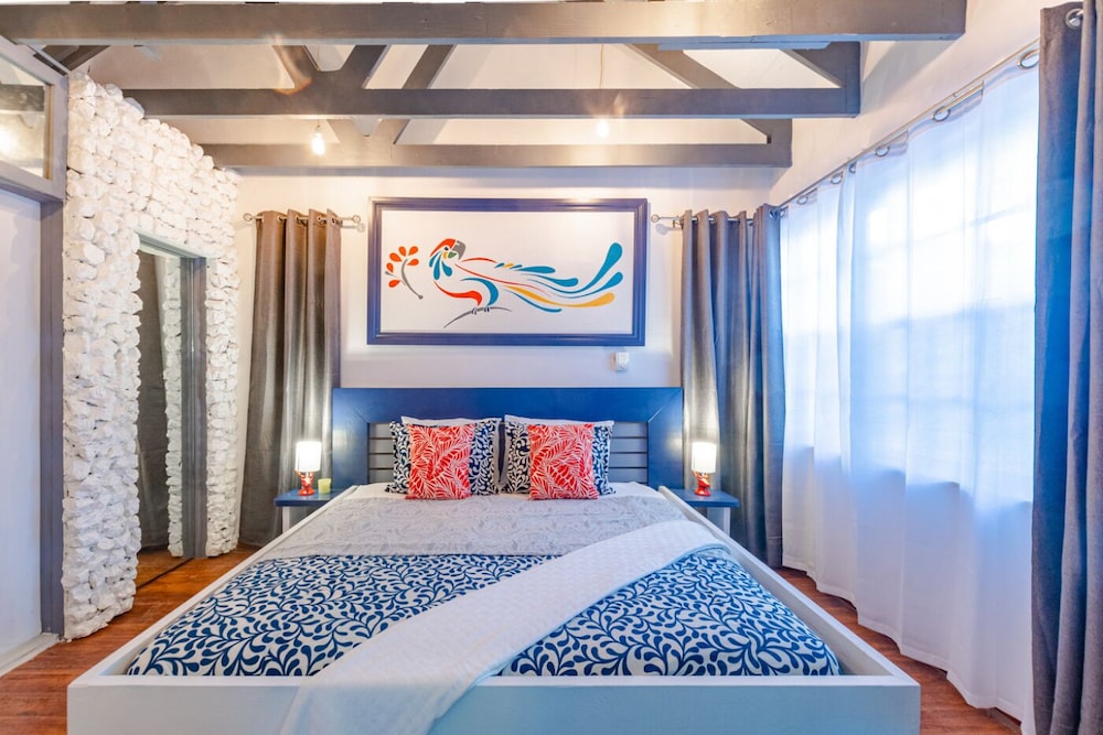 Parrot Cottage at Love Beach Pool