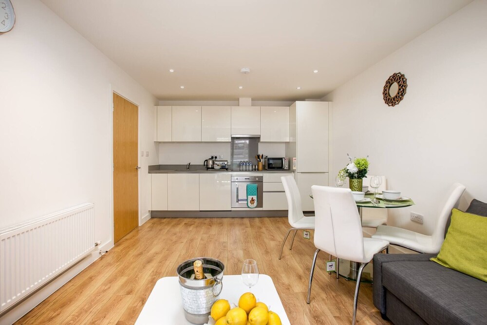 Skyvillion - Tower Point Enfield 2bed Wbalcony view 5