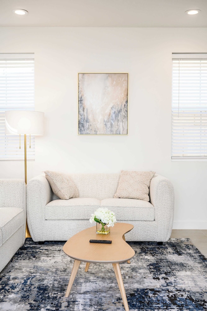 Stylish 3BR Oasis in Palm Desert Near El Paseo Zoo