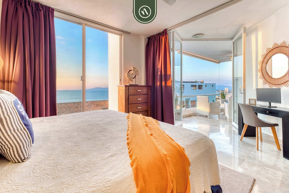 Corner 2 BR Condo - Spectacular Oceanview Sunsets