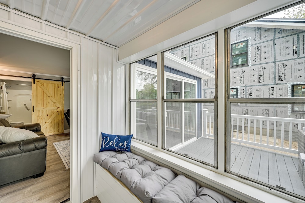 Lakefront Getaway w/ Private Dock in Colon!