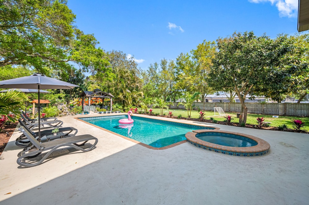 Luxury Retreat: Pool, Games, Basketball & More!