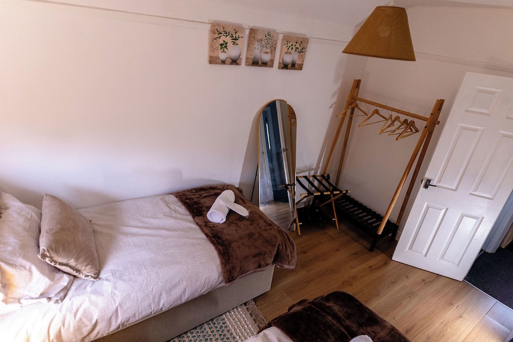 Beautiful Wythenshawe Home Near Airport With Garden & Parking Sleeps 5