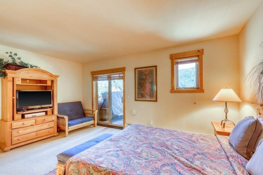 Spacious 4 Bedroom Mountain Vacation Rental With Private Hot Tub and Free Shuttle to Slopes view 3