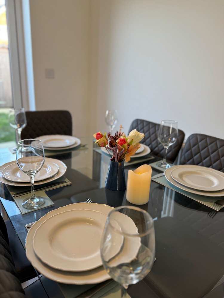 Luxurious Home Near Luton Airport. Suitable for Families and Contractors