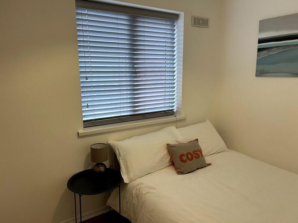 Essex 2 Bed Flat Near Station With Free Parking view 4