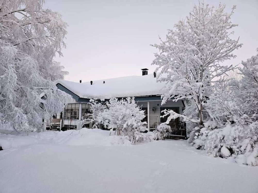 Cozy 3BR Riverside House with Sauna