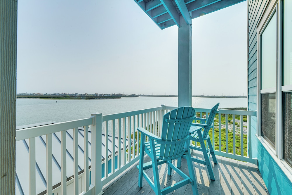 Walk to Beaches: Padre Island Escape w/ Dock