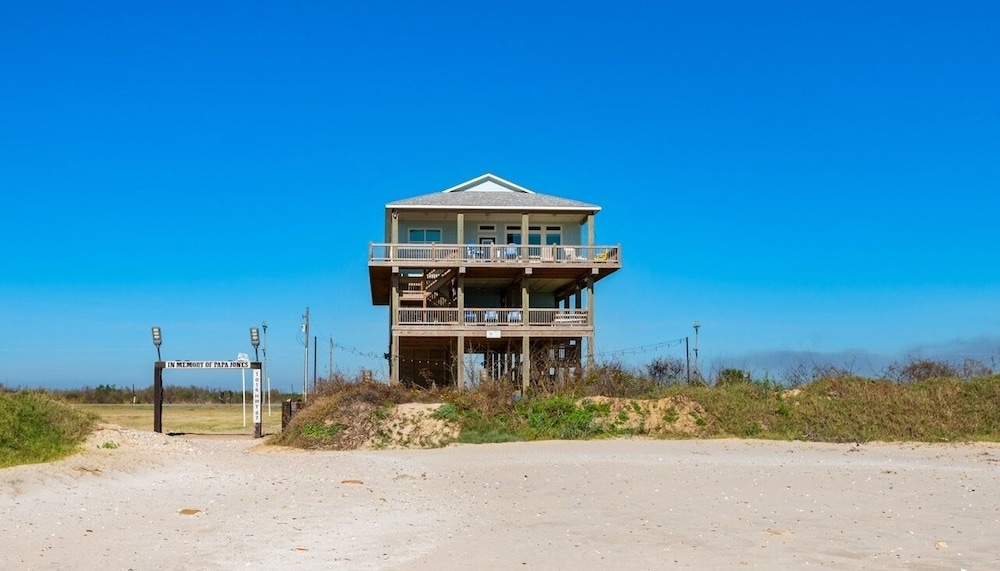 Deja Blue 5 Bedroom Home by RedAwning
