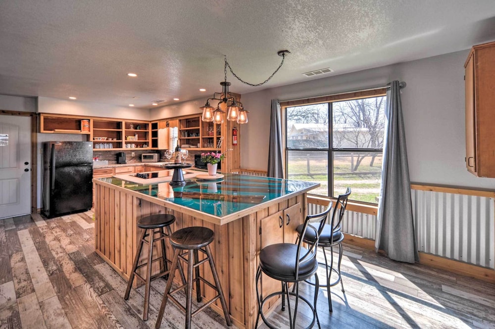 'the Barn' Texas Wine Country Vacation Rental view 4