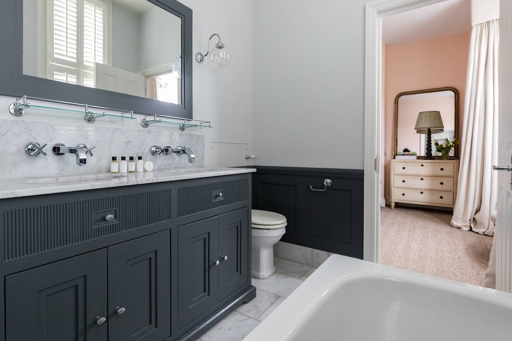 Granard Road by Onefinestay