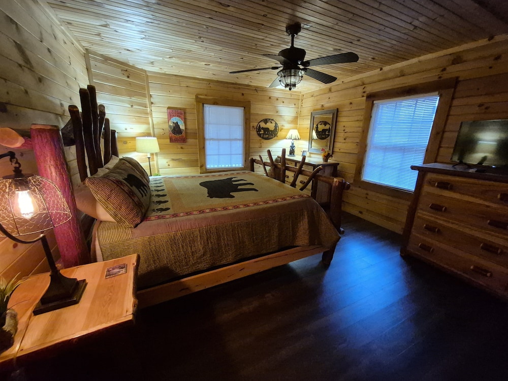 Black Bear Retreat 2 Beds! 2 Bedroom Cabin