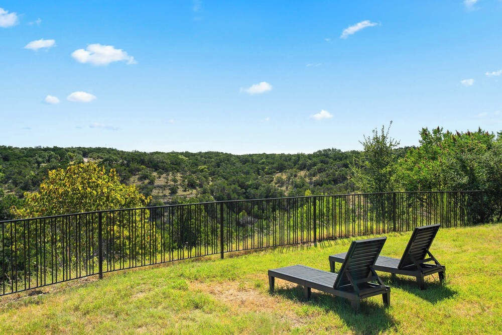 Luxury 4BR Hilltop Retreat Hot Tub & Scenic Views