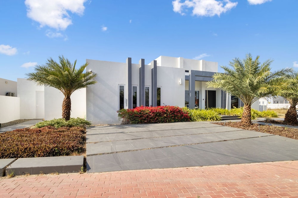 NEW Modern Villa Jacuzzi Pvt Pool Close2beach