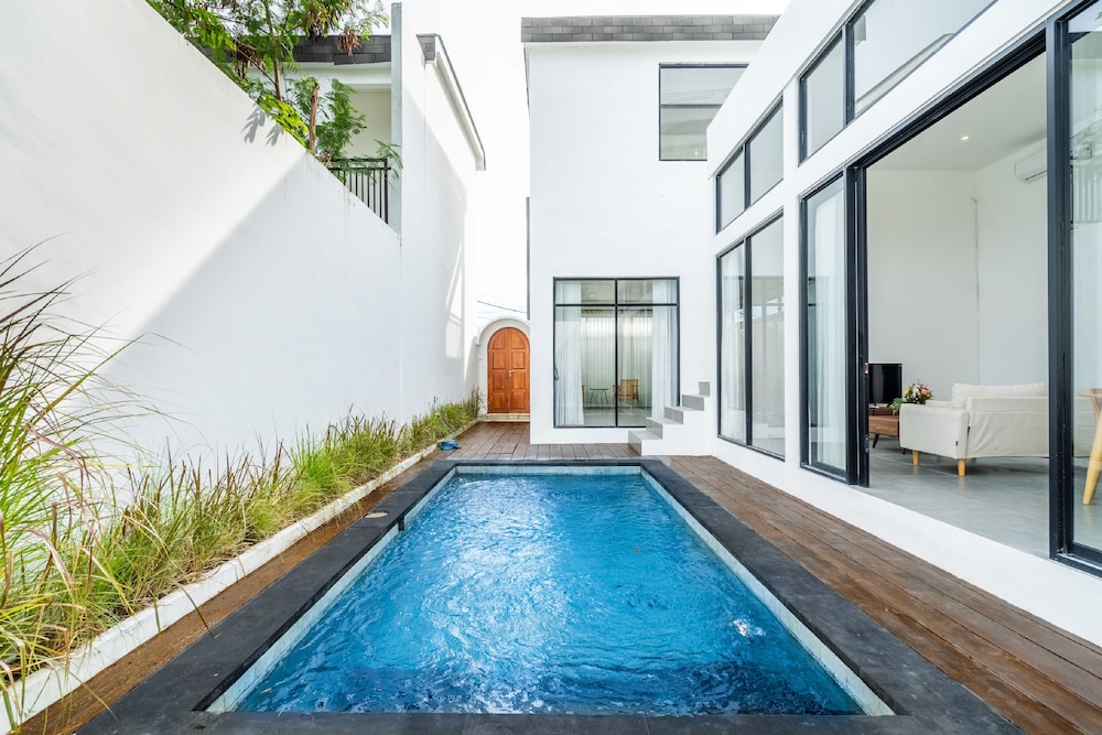 Light Way Villa in Canggu