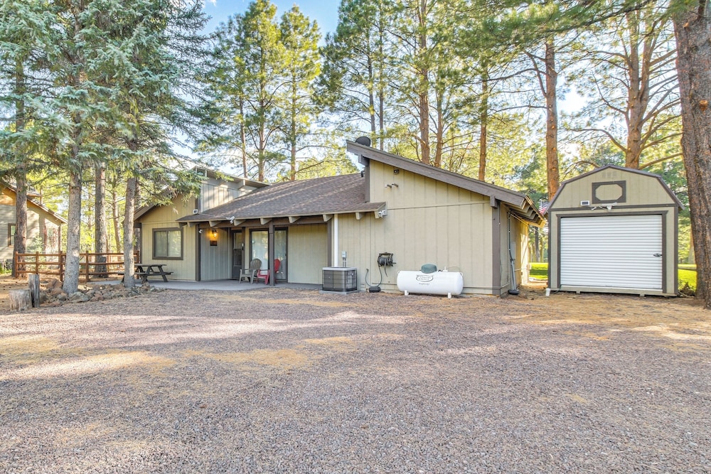 Golf Course Getaway & Hot Tub Haven in Pinetop!