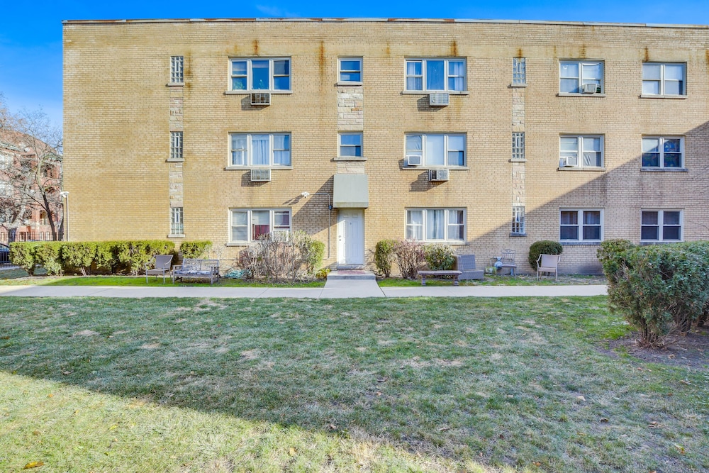 Chicago Vacation Rental Condo: 11 Mi to Downtown view 5