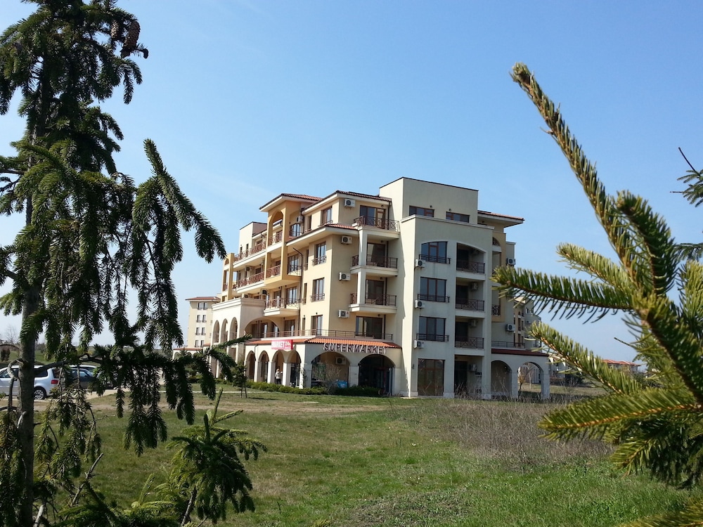 Lighthouse Luxe Estate Apart & Villas