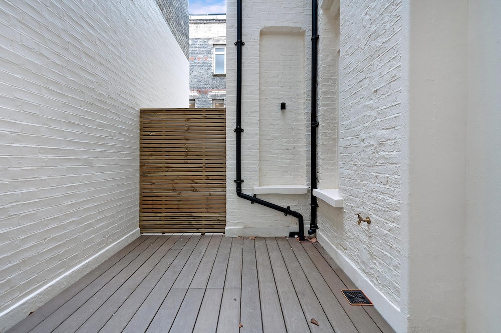 Stylish Earl's Court Studio Plus Patio