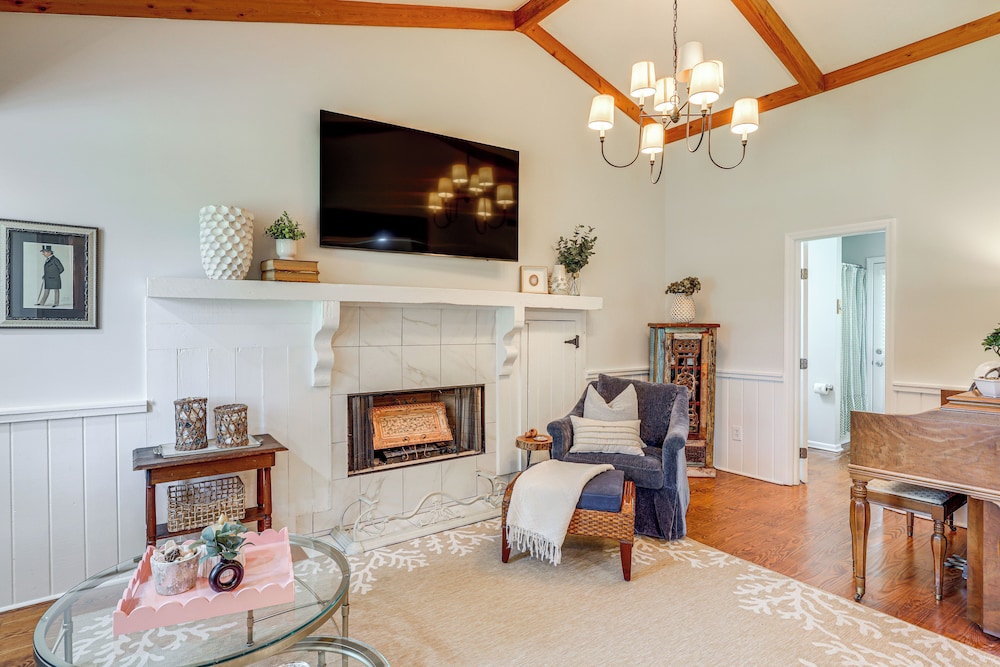 3 Mi to Beach: Pawleys Island Cottage