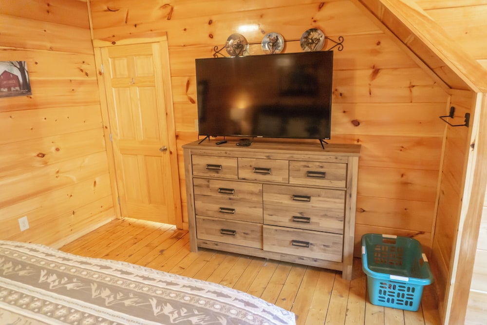 2 BR Pigeon Forge Home w/ Porch & Hot Tub