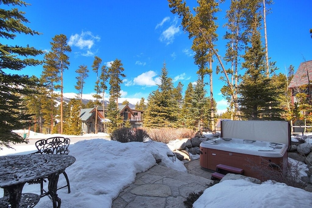 Mountain Majesty Manor 5 Bedroom Home by RedAwning