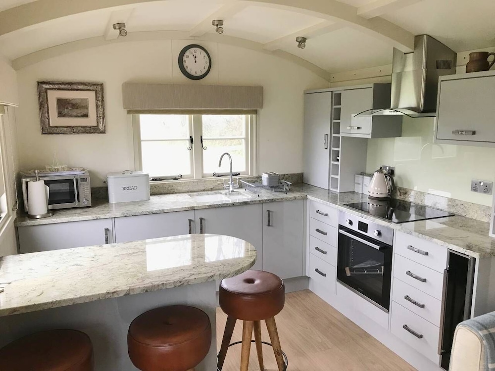 Tavistock Vacations - 5 Luxury Shepherds Hut Mobile Home - Property Image 10