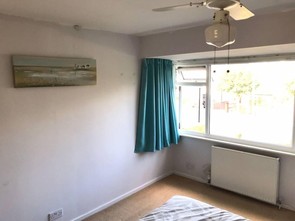 Lovely 3 Bedroom Holiday Home With Free Parking view 2