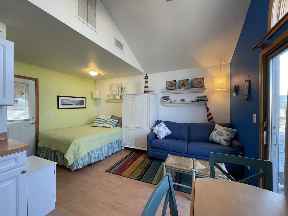 15 Don't Worry Be Happy Studio Bedroom Condo by RedAwning