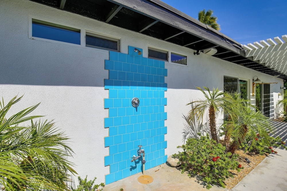 Mtn Views & Outdoor Oasis: Palm Springs Getaway