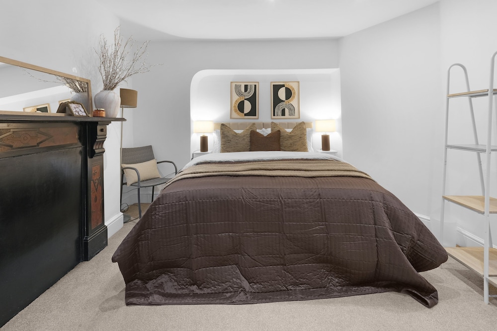 Luxury 3BR 2BA with Hot Tub and Garden