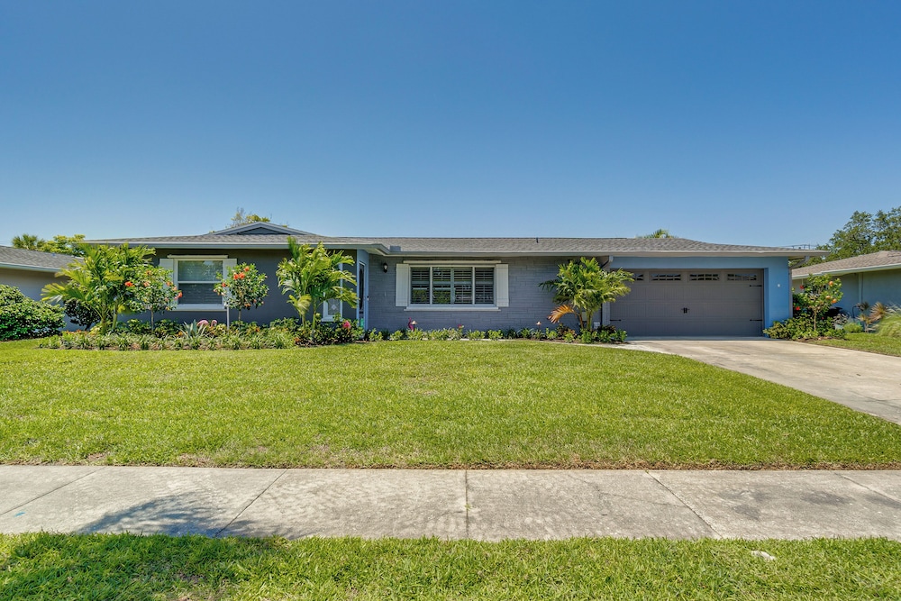 Sarasota Home w/ Pool: 4 Mi to Siesta Key Beach!