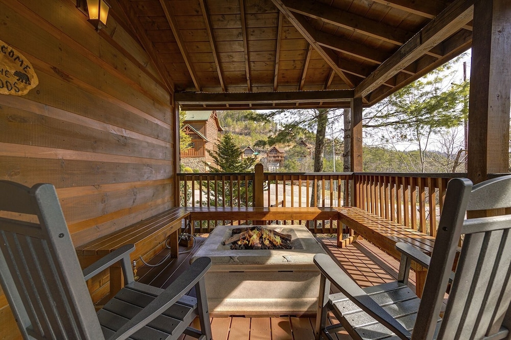 Appalachian Lodge - 4 Bedrooms, 4 Baths, Sleeps 14 Home by RedAwning