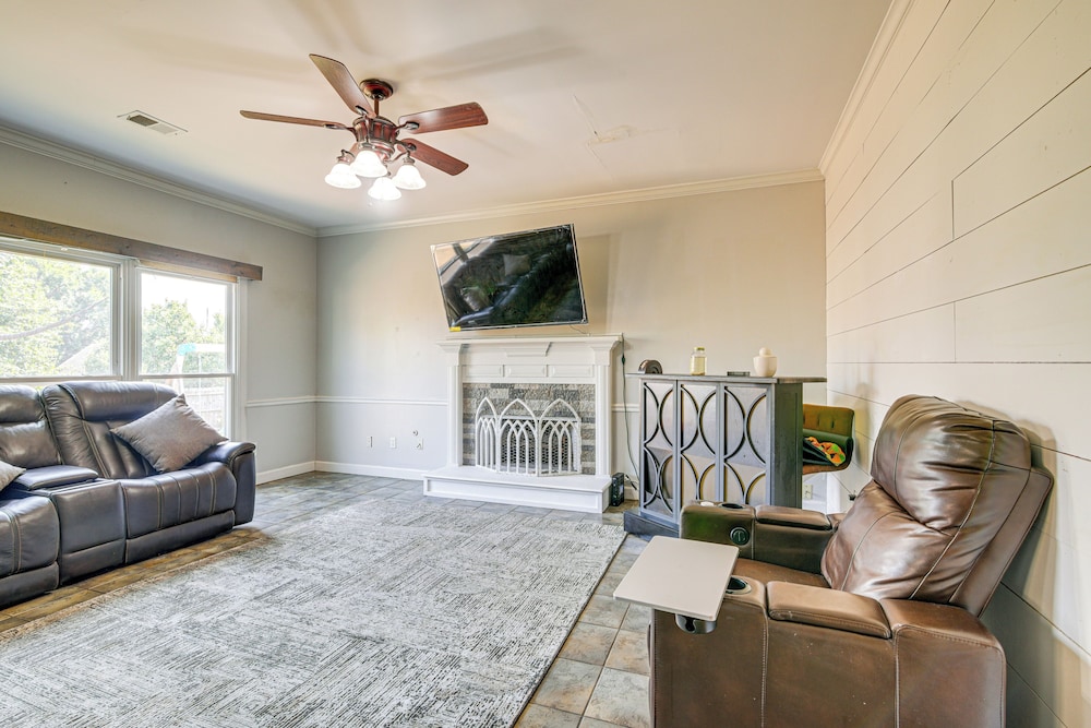 Residential Cul-de-sac: Suburban Memphis Hideaway!