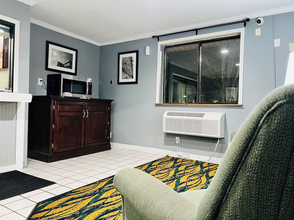 Super Inn by OYO Lansing MI