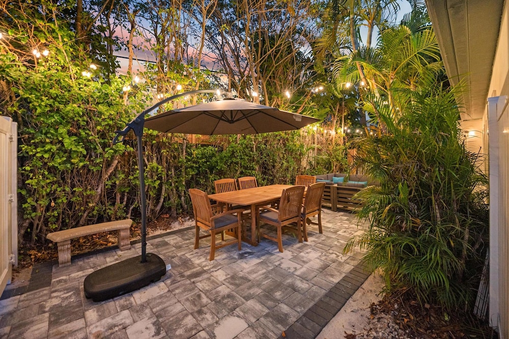 Uhost AI 4-unit Gem Mins to Las Olas Beach