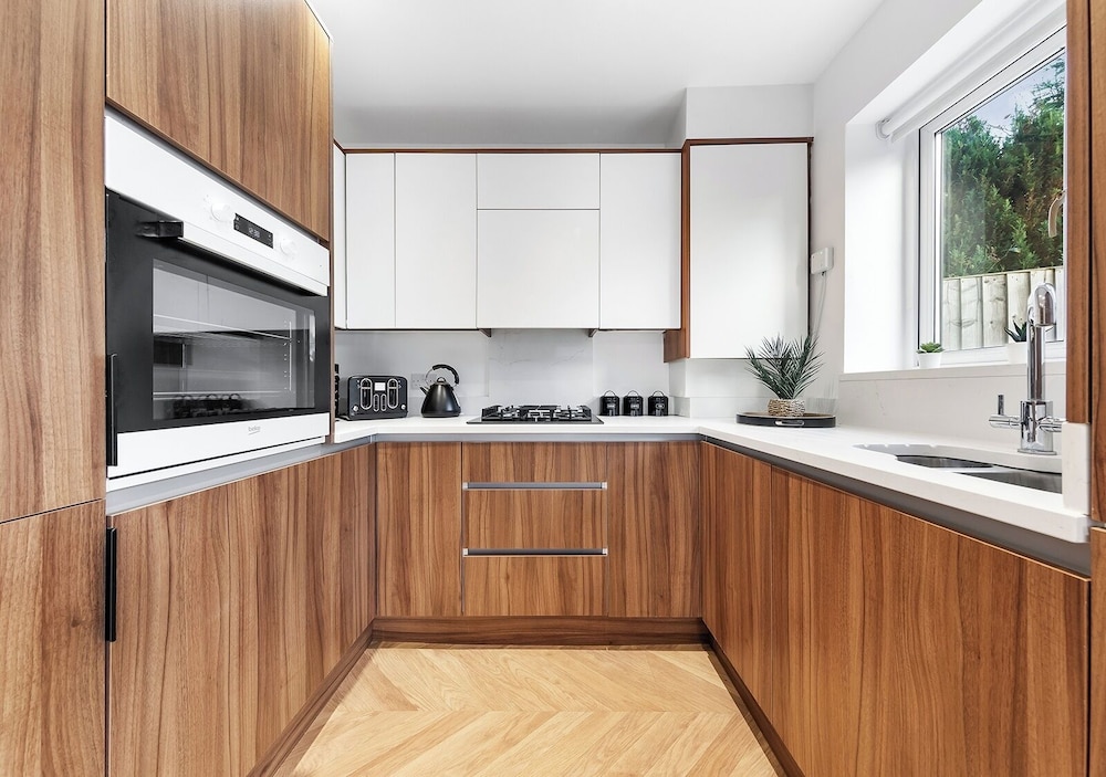 Spacious 4BR Home in Brentford, Free Parking