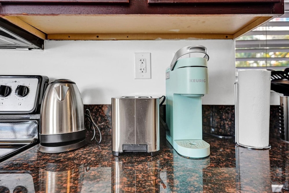 Lovely 1- Bedroom Rental Unit With Pool